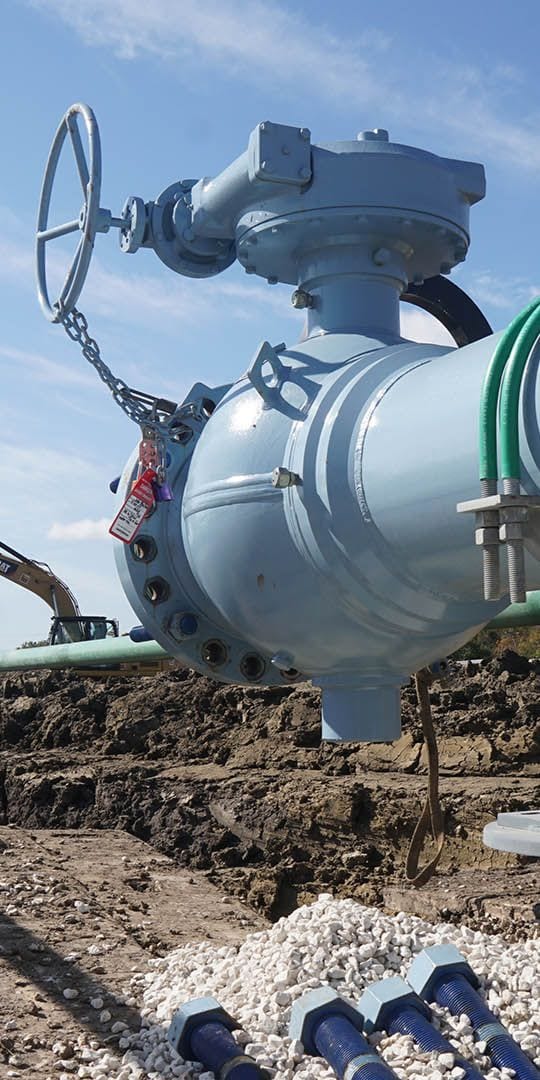 Pipeline valve assembly exposed in an open trench